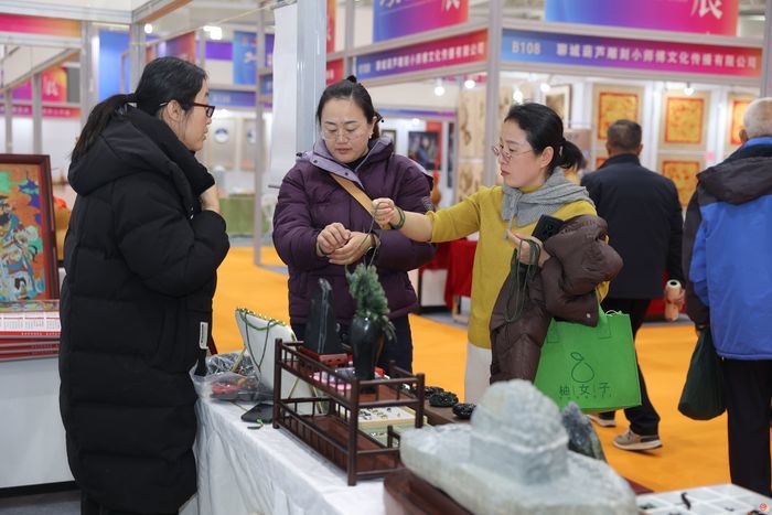 2025山东工艺美术博览会在济开幕 万余件“山东手造”精品集中亮相