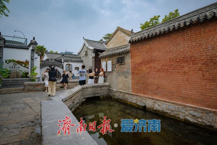 一年四季 泉在济南丨汉服漫游古巷 泉城老街韵味“出圈”