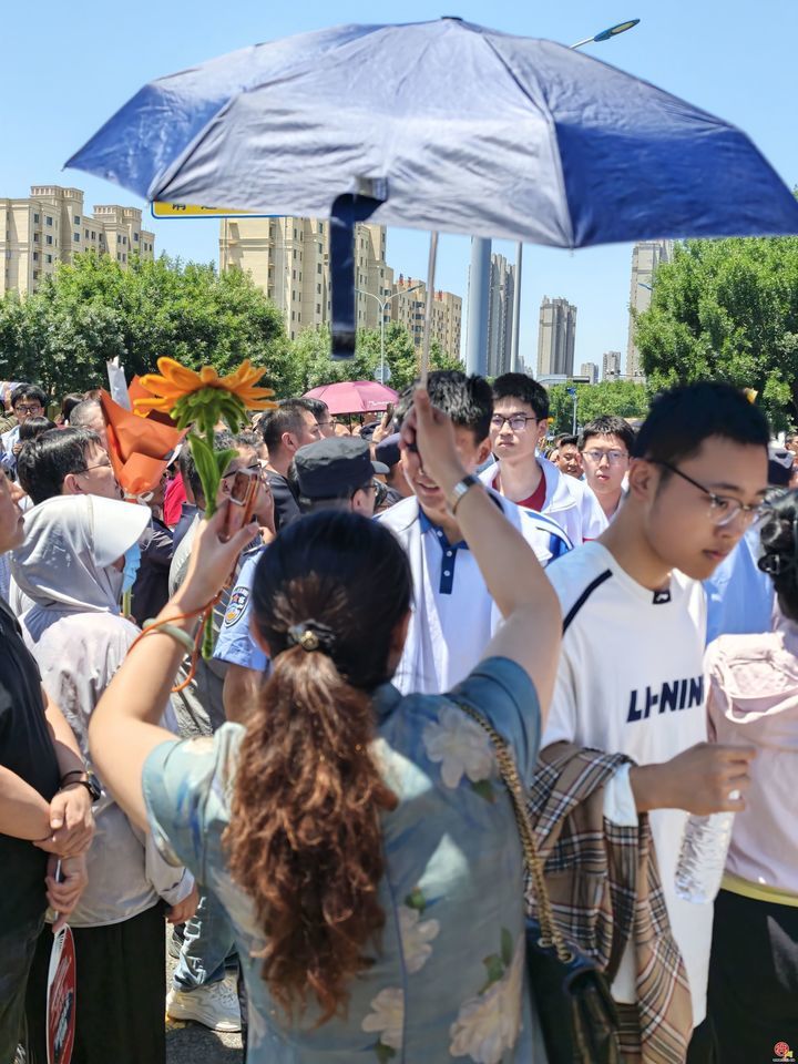 2026年高考首场考试结束 葵花相伴笑意融融