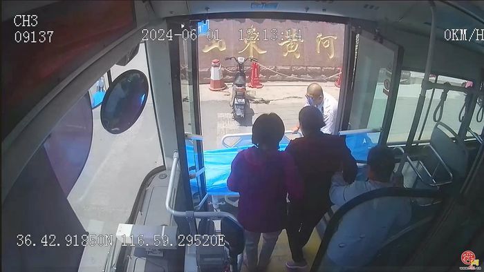 为ta点赞｜路遇老人站台晕倒 济南公交驾驶员紧急送医