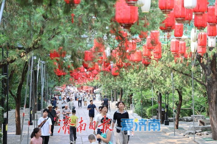 暑假尾声热度不减 济南千佛山景区市民游客乐享假期尾韵