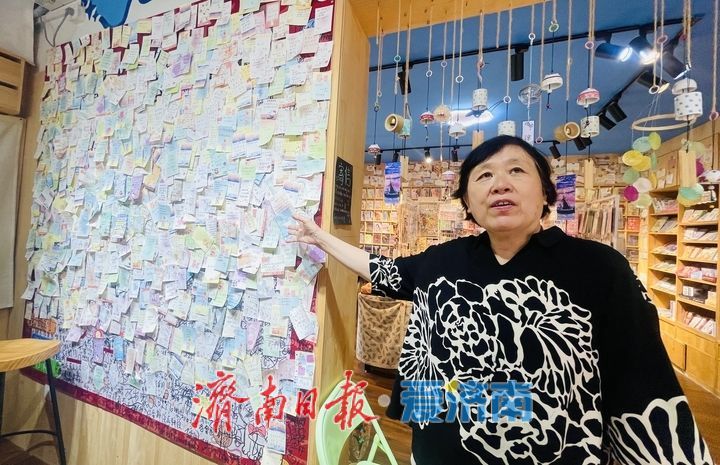 济南上新街一店铺留言墙“超载”，便利贴层层叠叠载满心声