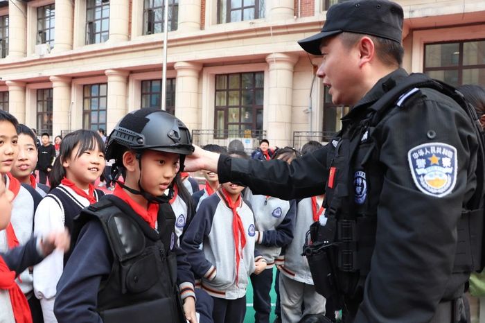 超燃！特警“硬核”平安课进校园，带来满满安全感