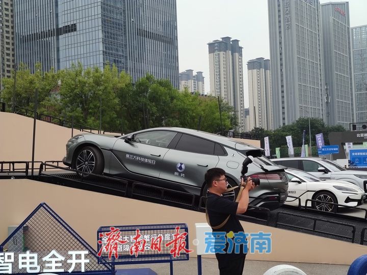 车载无人机系统、代客泊车、圆规掉头……新能源“黑科技”车展亮相引众人围观