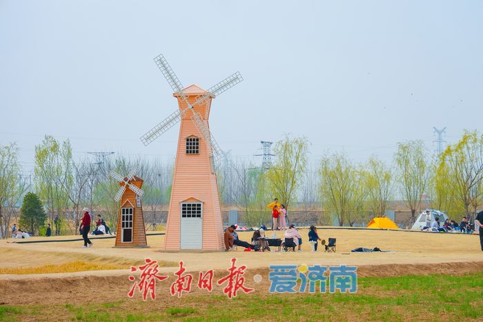 一年四季 泉在济南丨春拂白泉 草坪露营放风筝解锁市民春日休闲新场景