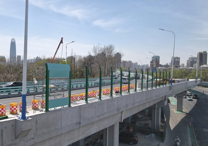 更进一步，济南顺河高架路经一路新建匝道开装隔音声屏障