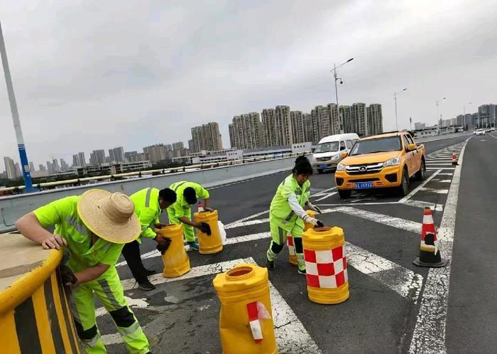 雨前清堵+雨后“搓澡”，济南高架路“天气响应式”保洁