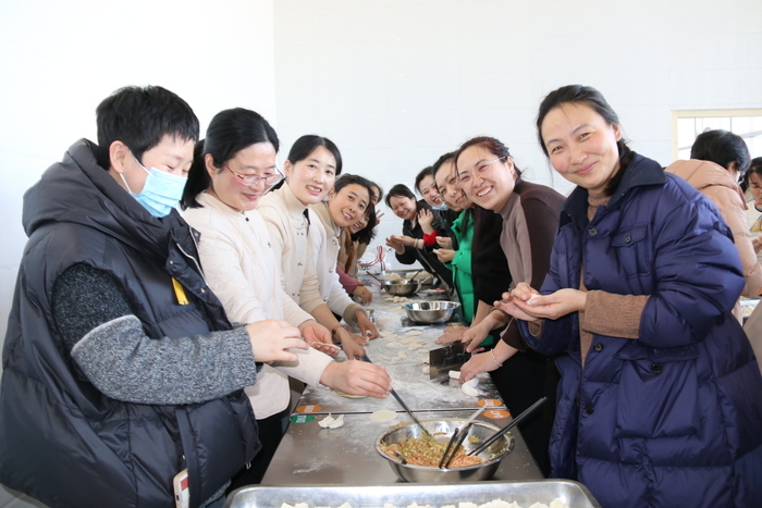 一起来包水饺吧！钢城区实验学校趣味庆“三八