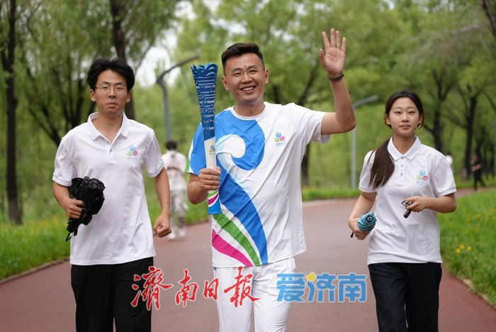 袈裟泉涌千年韵！2025济南国际泉水节“泉炬”传递活动走进长清区