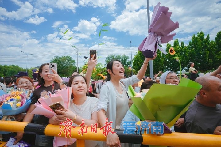 鲜花与拥抱，高考最后一天上演温馨时刻