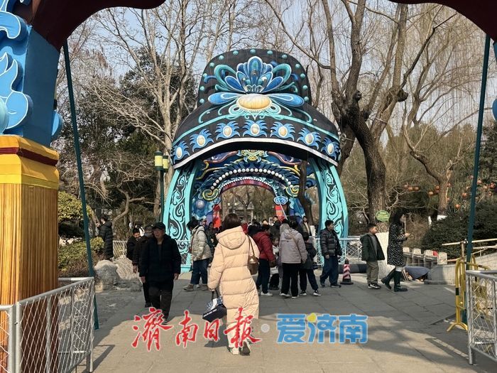 暖风和煦年味浓 趵突泉畔花灯俏