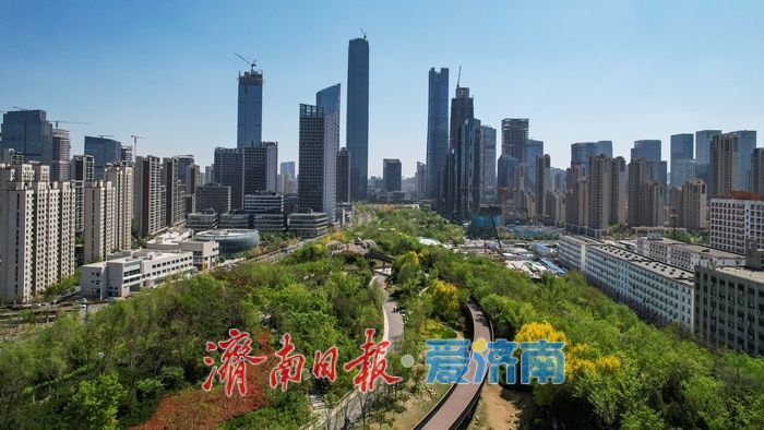 济南茂岭山山体公园绿意盎然，市民乐享绿色生态空间