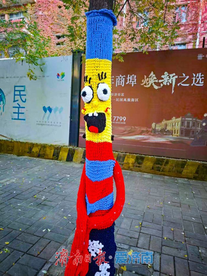 经四路树木“换新装”，萌趣针织艺术点亮城市街角