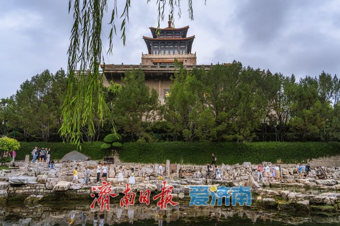 一年四季 泉在济南｜雨后黑虎泉畔，市民取水赏景尽享清凉