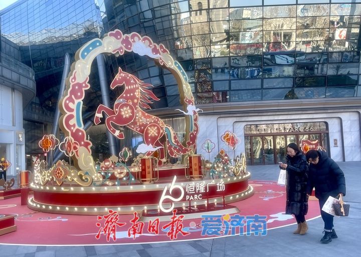 生肖马雕塑亮相 泉城腊月街头年味浓