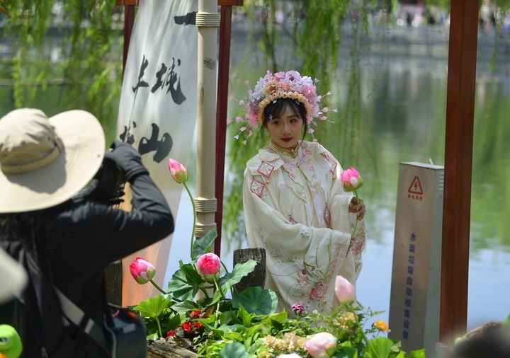 “泉”在济南过五一｜与济南古韵适配度极高，“簪花汉服”火爆泉城