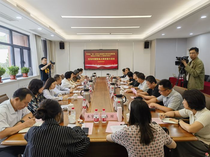 直面学龄人口“排浪式”变化 共商普高扩容提质答卷——市政协月度“商量”专题调研走进济钢高中兴隆校区