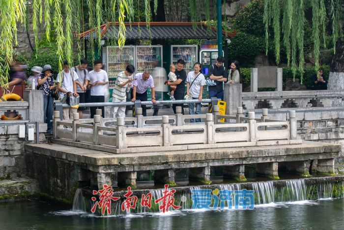 一年四季 泉在济南丨泉畔寻秋，济南秋日泉水游升温