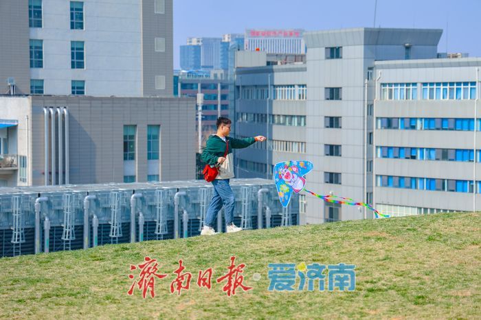 春日暖阳润新绿 菠萝山草坪成“松弛栖息地”