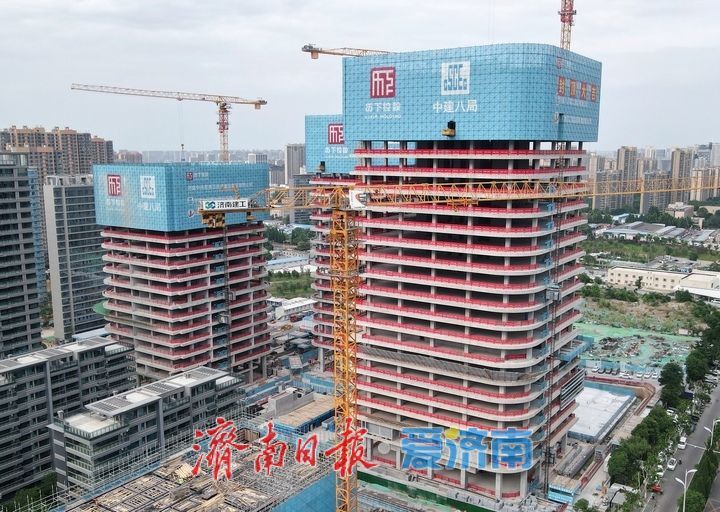 济南CBD“北大门”地标核心建筑封顶