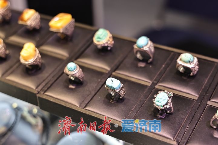 济南国际珠宝展暨工艺美术茶文化紫砂精品展开幕