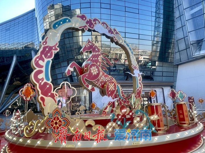 生肖马雕塑亮相 泉城腊月街头年味浓