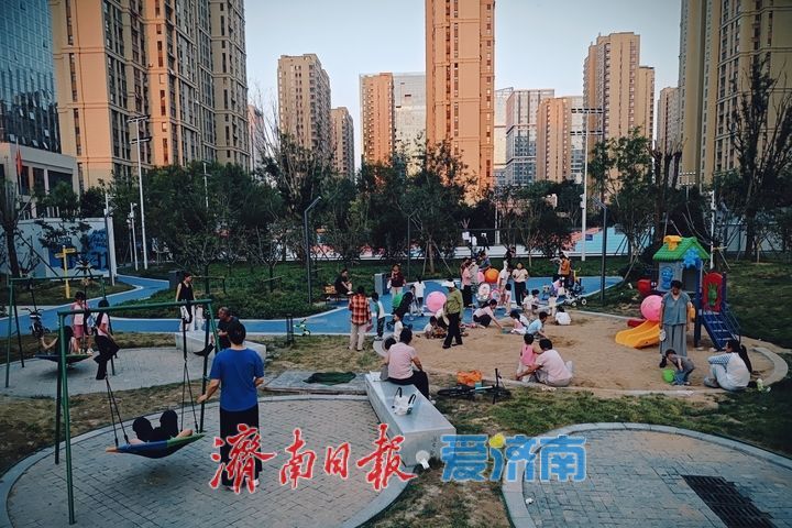 城市公园变身运动乐园 市民欢度惬意周末
