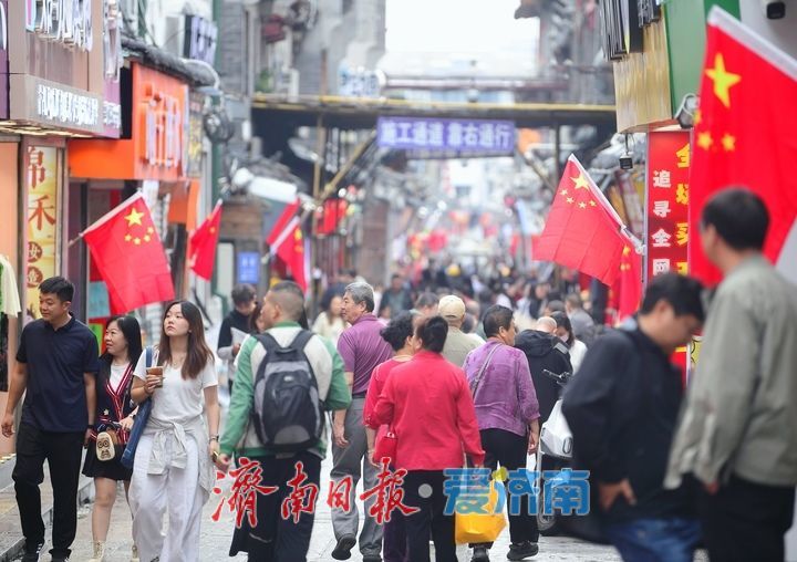 一年四季 泉在济南丨国庆前夕节日氛围渐浓，泉城披上最美“中国红”