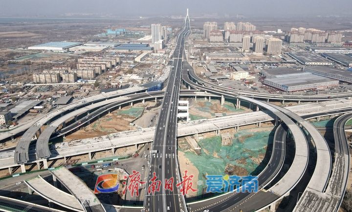 济南新建零点立交桥东西向主线桥已贯通
