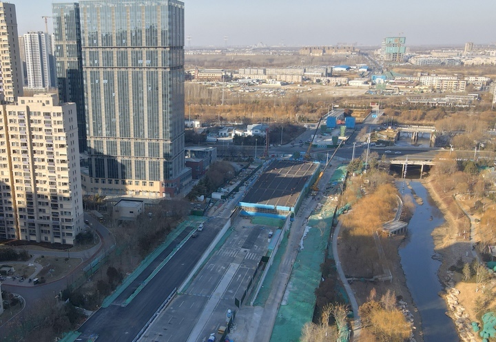 交相辉映！腊山河西路北延项目小清河两岸引桥显露雏形