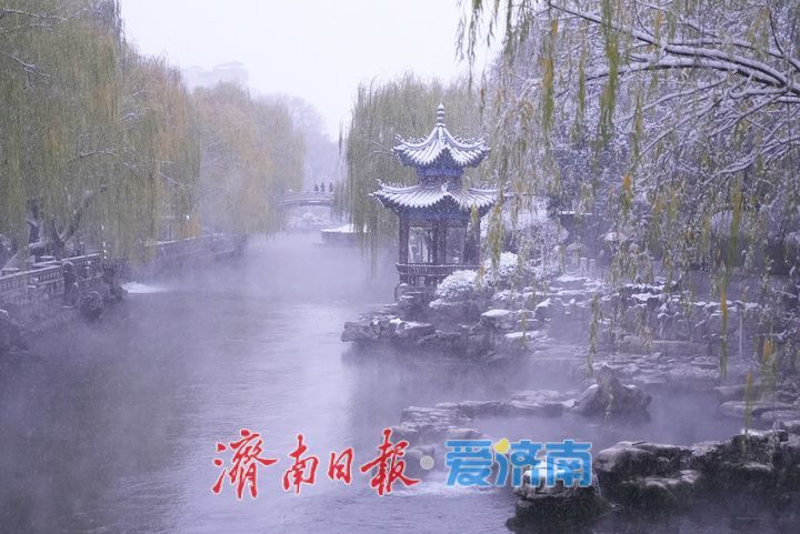 雪润泉城 护城河上演冬日仙境