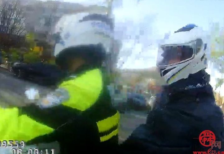 济南交警暖心救助  考生感恩赠送锦旗