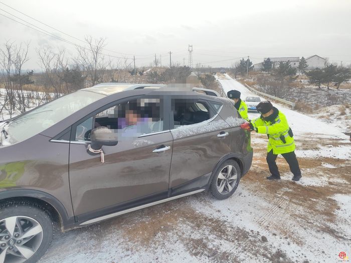 济南交警提醒：雪天路滑  外出行程要预判