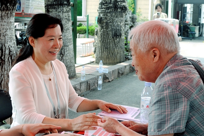 济南中学举行校园开放日引来80多岁银发老人