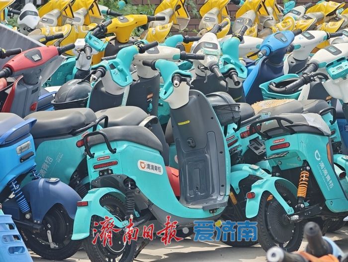 济南整治违规共享电单车 两千余辆违投车辆集中规范存放 守护城市通行秩序