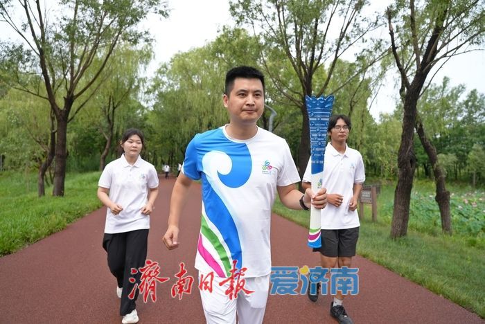 袈裟泉涌千年韵！2025济南国际泉水节“泉炬”传递活动走进长清区