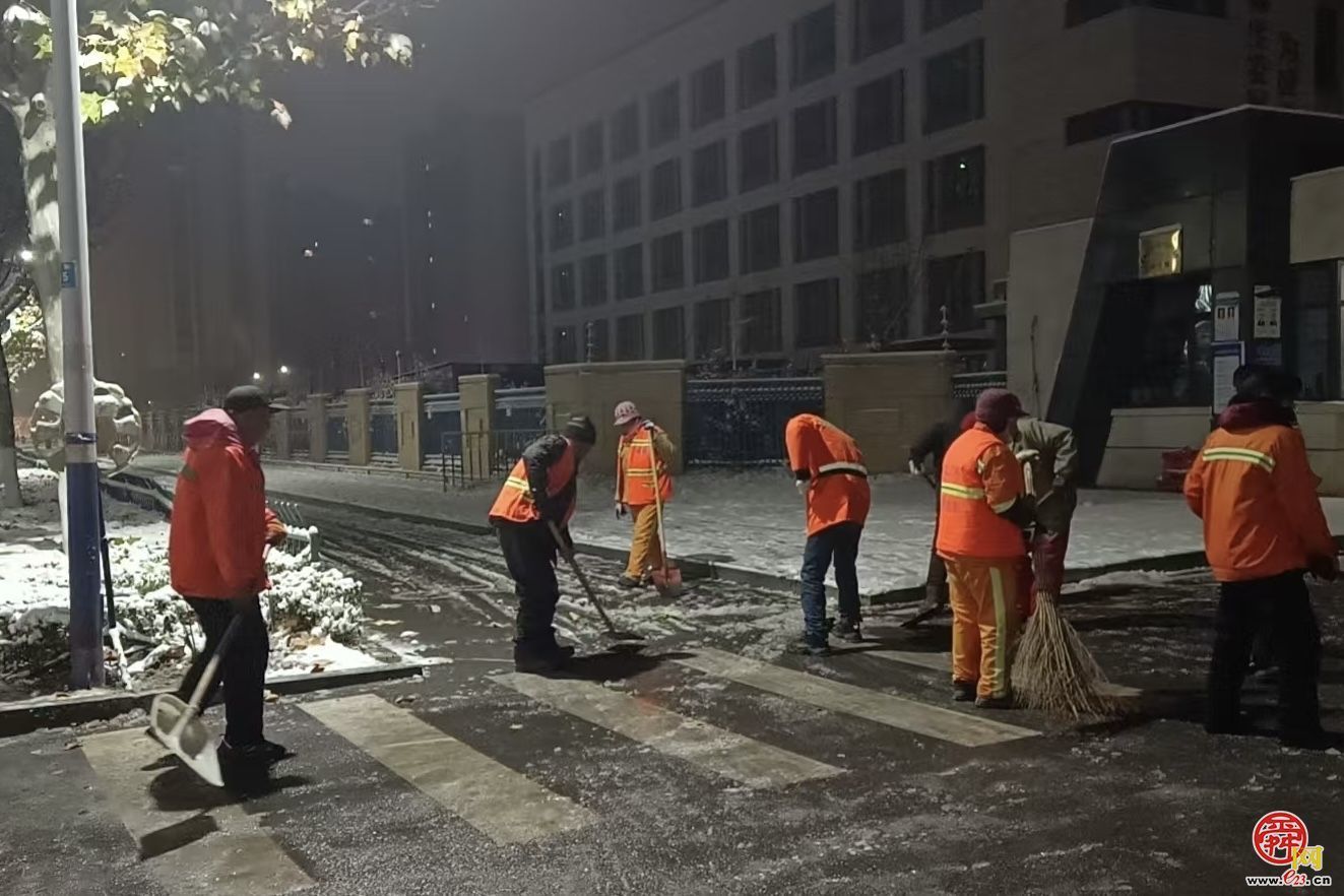 暴雪如至，济南城管人昼夜“雪战”确保全城畅行