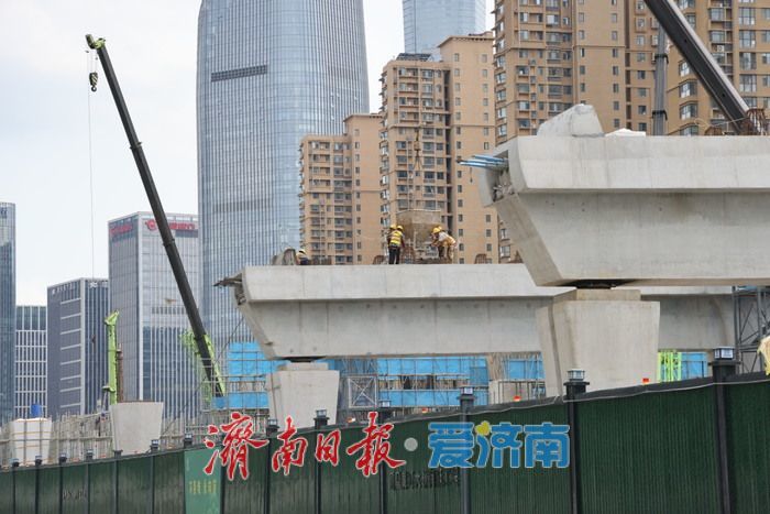 高温酷暑赶建设 建设者化身桥面最美舞者