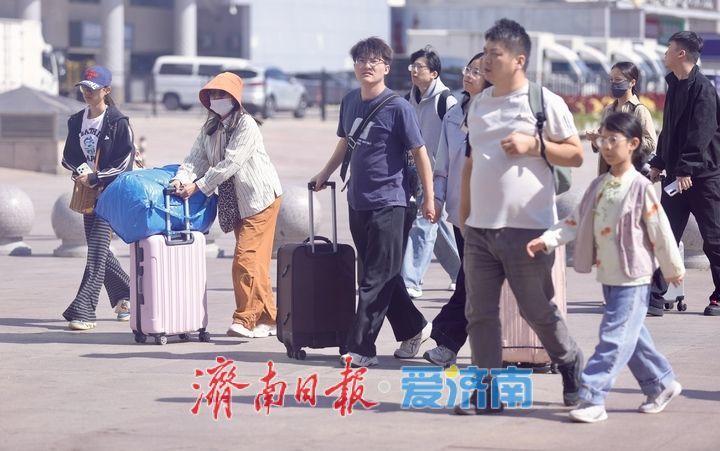 国庆假期尾声，济南火车站广场归客如织