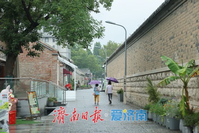 一年四季 泉在济南丨雨中上新街，别有一番韵味
