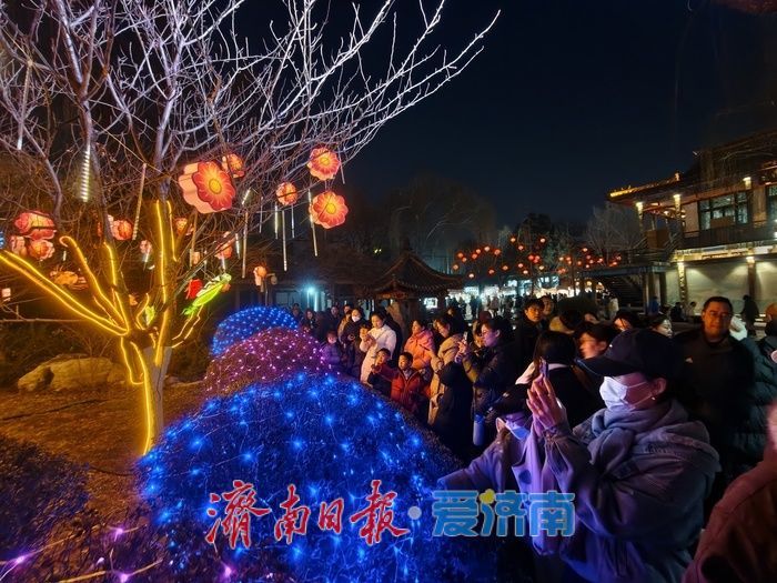 一年四季 泉在济南丨火树银花不夜天，五龙潭迎春花灯盛宴催热泉城“夜经济”