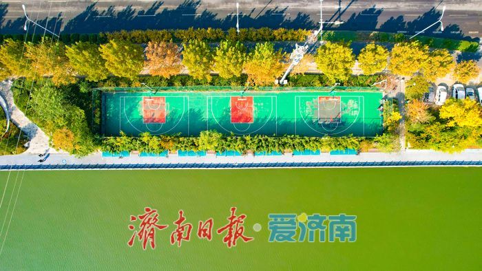 秋日晴空映碧水 河岸秋景漾诗意