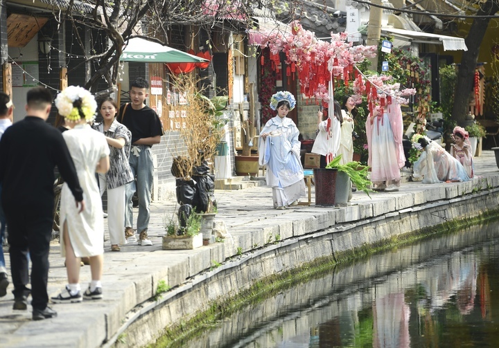 泉城提前感受“初夏” 市民游客夏装出行