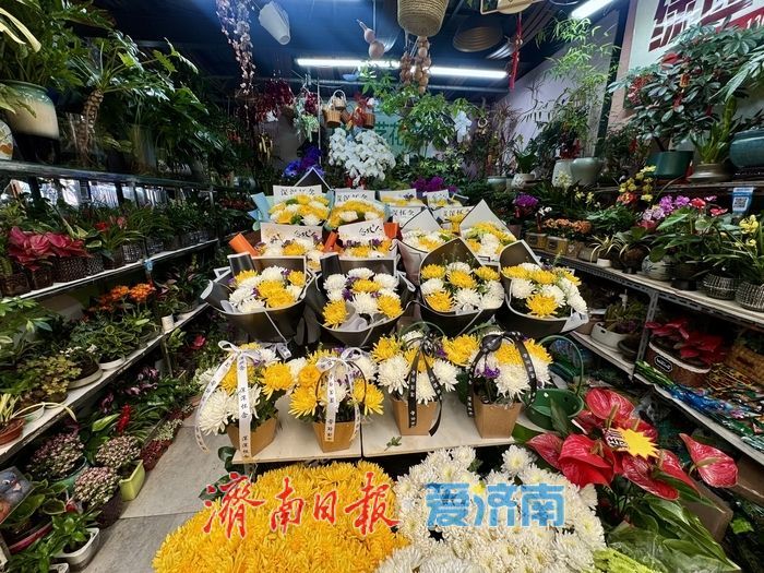 清明祭扫倡文明 鲜花寄思渐成风