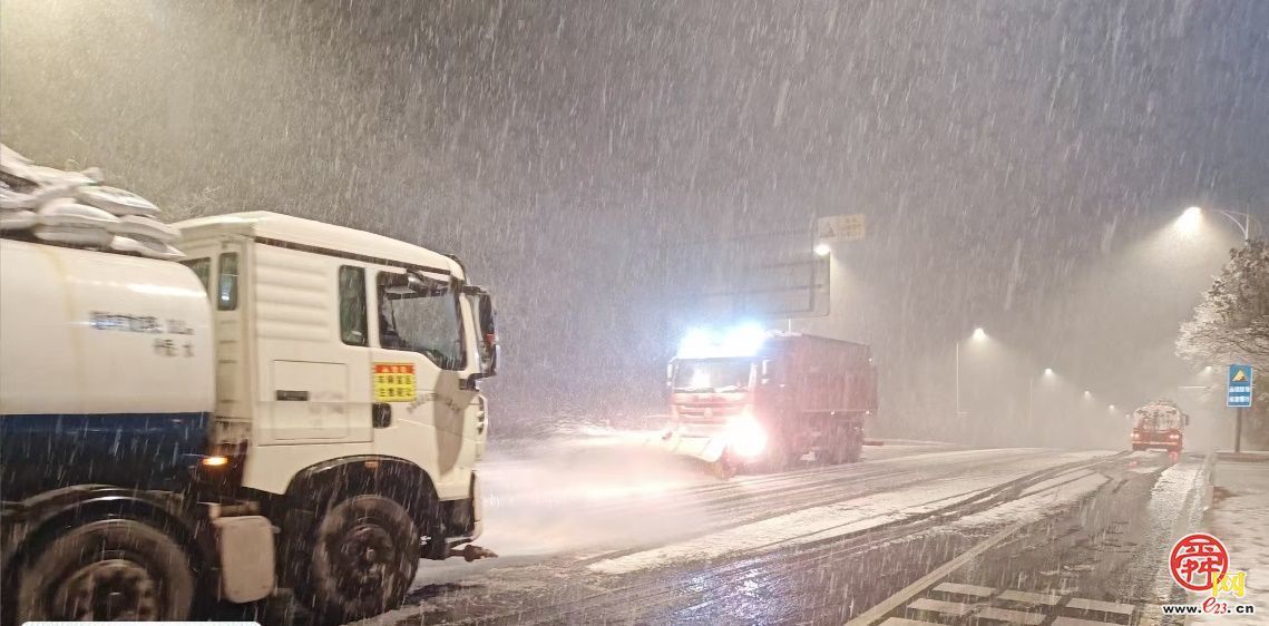 随下随清、雪停路净  济南城管彻夜清雪保障市民出行畅通