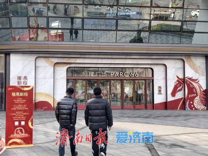 一年四季 泉在济南丨红妆骏马映泉城，济南街头年味渐浓