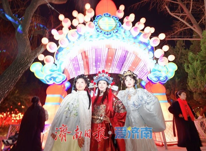 灯火璀璨年味浓，济南市第45届天下第一泉迎春花灯会进行试亮灯