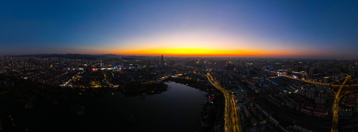 一年四季 泉在济南丨大明湖冬日晚照，老城新韵绘就泉城暮色