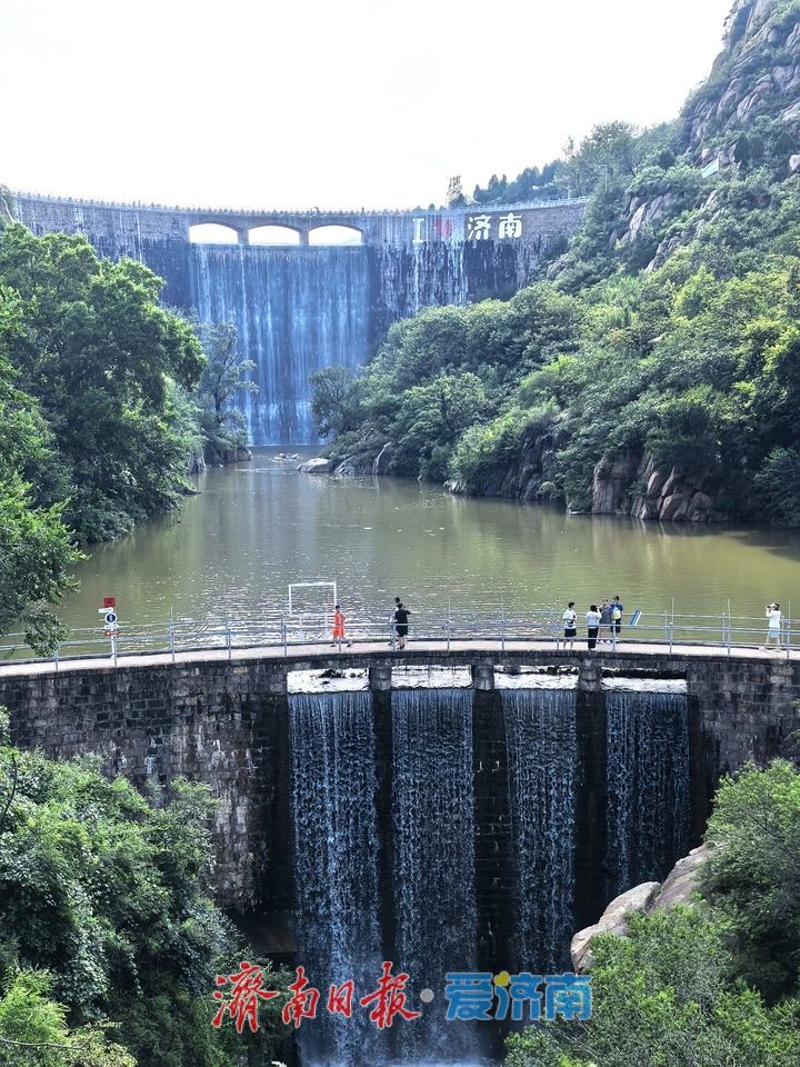 一年四季 泉在济南丨壮观！济南黄巢水库溢水成瀑引客来