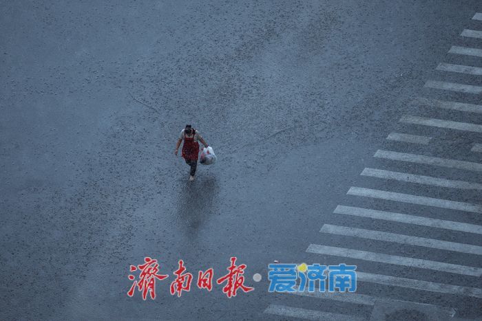 济南突降暴雨 高温天气暂时缓解